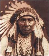 Ce chef des "Nez-Percés" fut connu pour sa résistance aux injonctions gouvernementales voulant obliger sa tribu à intégrer une réserve. Il est également connu pour avoir été élevé dans une mission chrétienne. Qui est-il ?