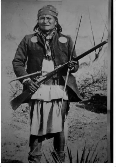 Cet "Apache Chiricahua" ne fut jamais chef mais son influence en tant qu'homme-médecine et ses talents de guerrier firent qu'il fut admis à siéger au grand conseil apache. De son vrai nom "Goyathlay", il prit plus tard un pseudonyme qui fit trembler les Mexicains. Qui est-il ?