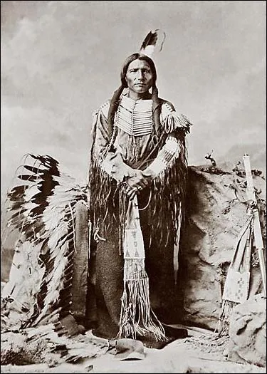 Guerrier légendaire dès l'âge de 13 ans, ce "Sioux" n'a pas 20 ans lorsqu'il conduit sa première bataille. Peu avant 1872, il devient chef de guerre des "Oglalas" et participe à la bataille de Little Big Horn. Qui est-il ?