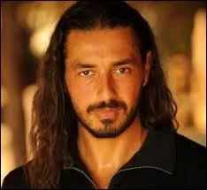 Quelle célébrité intervient le mercredi et demande aux deux familles de s'affronter ?