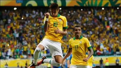 Depuis 2009, en pro aux Santos FC, FC Barcelone et Seleçao, Neymar a joué 395 matchs, mais combien a-t-il inscrit de buts en tant de matchs ?