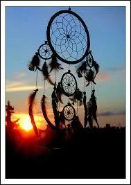 Dans quelle culture trouve-t-on un objet appelé "attrape-rêve" ?