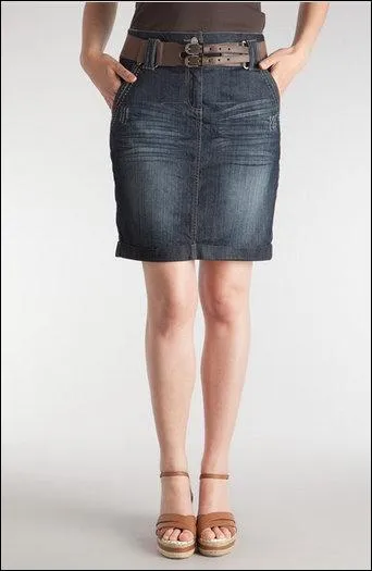 Le jean n'est pas que sur les pantalons, c'est aussi une matière que l'on peut retrouver sur les jupes par exemple. Celle-ci est...