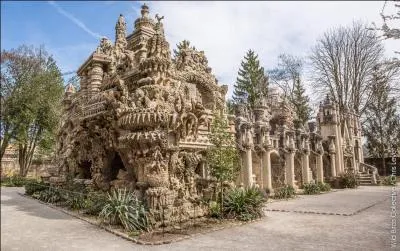 Qui construisit "le Palais idéal" ?