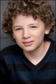 Qui est le fils adoptif de Calleigh ?