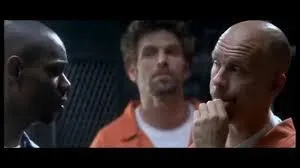 Comment s'est déroulée la diversion pour que les prisonniers prennent le contrôle de l'appareil ?