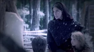 Dans la saison 2, comment s'appelle la soeur de Klaus qui était supposée être morte ?