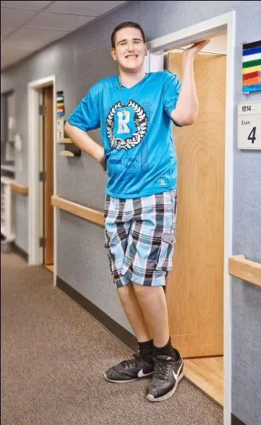 Le plus grand adolescent du monde mesure :