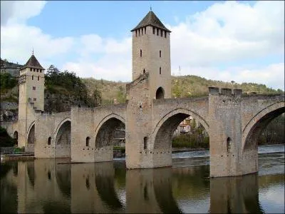 Le pont Valentré est situé à Cahors.