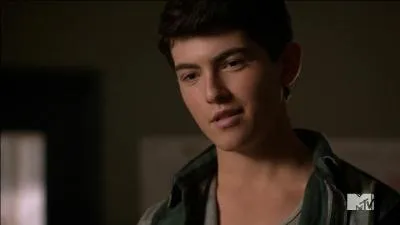 Dans combien d'épisodes Ian Nelson (Derek Hale jeune) apparaît-il ?