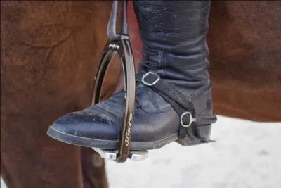 Avant de sauter, je dois mettre mes étriers...