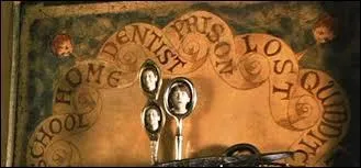 Dans le deuxième volet de la saga, vous avez sans doute dû voir cette horloge si spéciale. Je me permets, dans ce cas, de vous dire que c'était des paires de ciseaux qui avaient servi pour les aiguilles.