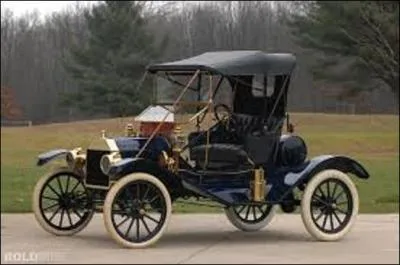 Quel modèle automobile fabriqué de 1908 à 1927 sous la direction d'Henri Ford (1863-1947) est considéré comme la première voiture à être construite en série et destinée par son prix attractif au plus grand nombre de personnes et non à une classe aisée ?