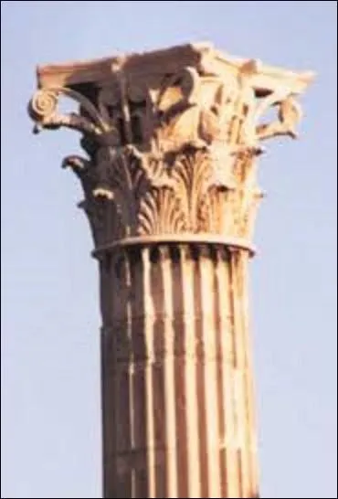 Quel nom porte cette colonne d'ordre architectural grec apparu au Ve siècle avant notre ère, dont le caractère est surtout déterminé par une grande richesse d'éléments et par un chapiteau décoré de rangées de feuilles d'acanthe ?