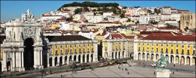 En 1755, quelle ville européenne a été quasiment détruite suite à un tremblement de terre ?