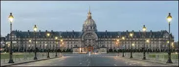 Qui a ordonné la construction de l'hôtel des Invalides ?