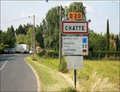 La ville de Chatte est située en Isère (Rhône-Alpes). Le maire de cette ville est André Roux. Pourriez-vous me donner le code postal de cette ville ?