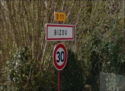 Ma grand-mère a une grande maison et un lac dans la belle ville normande de Bizou. Lorsque vous marchez vers le sud de la ville, vous tombez sur cette maison et ce lac ; si vous empruntez le petit sentier, que trouverez-vous au bout ?
