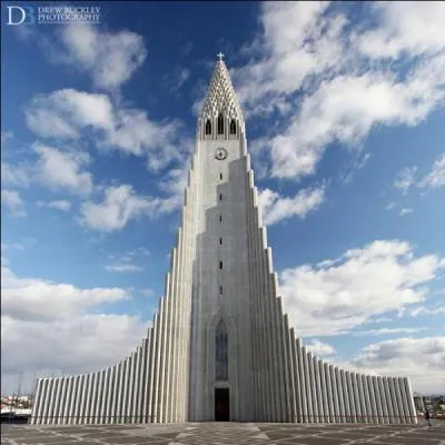 Je découvre l'architecture stupéfiante de cette cathédrale, où suis-je ?