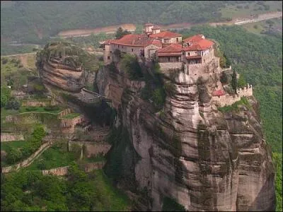 Quel pays peut bien abriter des monastères si haut perchés ?