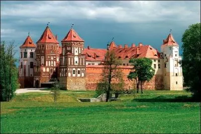 Je flâne au pied de ce château, où suis-je ?