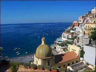 Du haut du clocher de cette église, je contemple la mer. Où suis-je ?