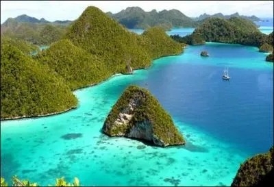 Avec plus de 17 500 îles, quel pays est aussi le plus grand archipel de la planète ?