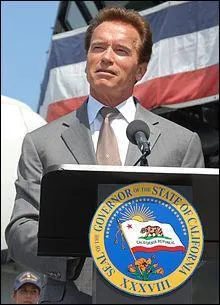 Face à qui Arnold Schwarzenegger (Governator) était-il opposé lors de l'élection au poste de gouverneur de Californie en 2003 ?
