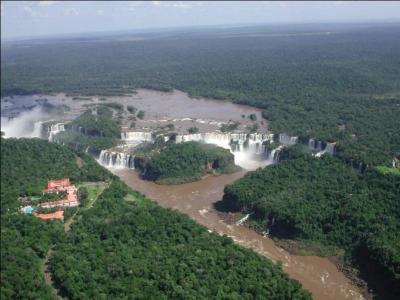 Aux confins de l'Argentine et du Brésil, voici les célèbres chutes... (complétez ! )
