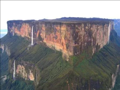 Se seraient-ils mis à trois pour tailler la montagne Roraima ?