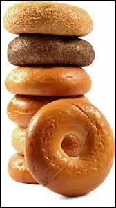 Petit pain rond, en forme d'anneau, à la texture très ferme, fait d'une pâte au levain naturel, cuit brièvement dans l'eau avant d'être passé au four :