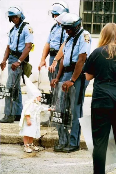 Quand les parents se croient supérieurs, les enfants suivent !