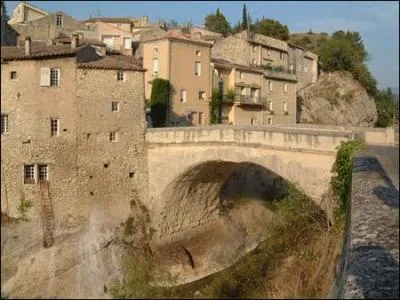 Quelle est cette cité médiévale du Vaucluse, connue pour pour son pont à arche et sa cathédrale ?
