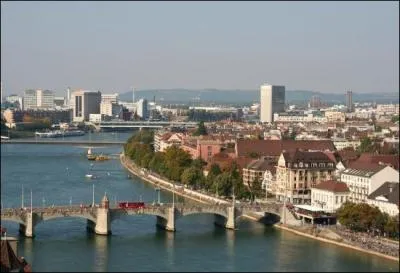 Une grande ville de Suisse est :