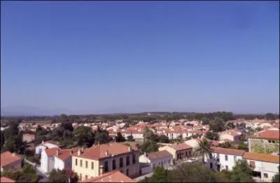 Longeons les Pyr�n�es et passons en Catalogne fran�aise, mon sixi�me est l'antique Lilib�ris, devenue Castrum Helenae, si�ge d'�v�ch�.