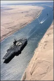 Quelle mer est reliée à la Méditerranée par le canal de Suez ?