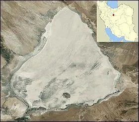 Dans quel pays se situe le Namak, lac salé d'environ 1 800 km² ?