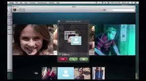 Rappelez-vous : au début du film, Mitch avait menacé Blaire avec un couteau pour qu'elle se déshabille un peu. Il va donc mourir poignardé... Où son bras, possédé par Laura, va-t-il lui enfoncer le couteau ?