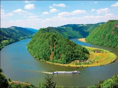 Laquelle de ces capitales n'est pas traversée par le Danube ?