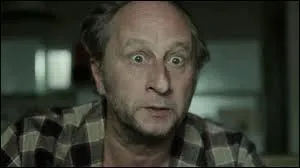  son arrive  Bruxelles, a rencontre un mendiant ; que lui demande-t-elle ?