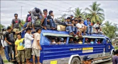 Attendez ! Il y a encore de la place au fond... Au fond de quelle  cambrousse  nous trouvons-nous ?