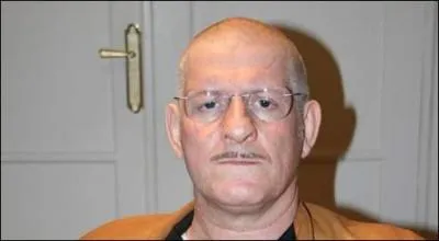 Voici encore le prsentateur vedette Patrick Sbastien incarnant Joseph Lubsky, un ancien prisonnier, auteur du livre  La Cellule de Zarkane .