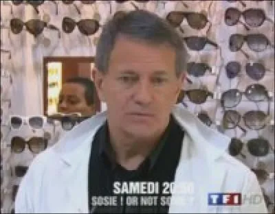 Cet opticien est bel et bien Francis Huster, l'acteur, metteur en scène, réalisateur et scénariste connu.
