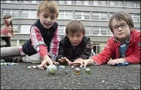 Ils sont petits et ronds, plusieurs gnrations d'enfants y ont jou avec dans la cour de rcration, il s'agit des...