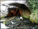 L'eau de cette source karstique jaillit de la grotte pyr�n�enne de Fontestorbes, coule environ 36 minute, s'arr�te et reprend son cours une demi-heure plus tard, et ce de juillet � octobre. O� peut-on voir ce ph�nom�ne ?