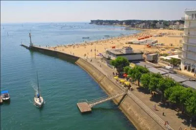 Le Pouliguen est bord  l'ouest, par la commune de Batz-sur-Mer.