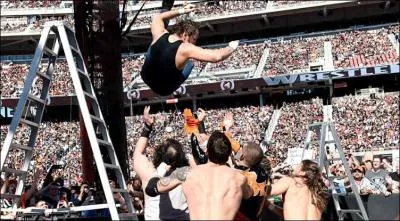 Qui gagne le Ladder Match pour le titre d'Intercontinental Championship ?