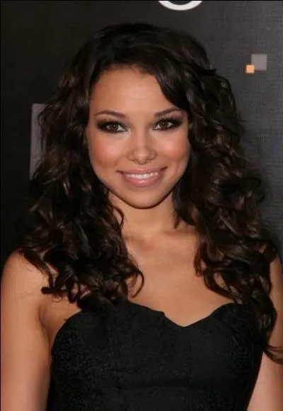 Jessica Parker Kennedy joue...
