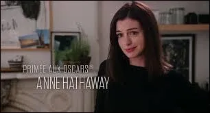 Lors de son premier jour, Ben reçoit un mail pour lui dire à qui il a été affecté. Il lit à voix haute qu'il sera le stagiaire de la fondatrice, Jules Ostin. Que lui disent les collègues de Jules ?