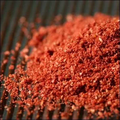 Curry peu piquant de couleur rouge-ros, je tiens mon nom de mon mode de cuisson, je suis :